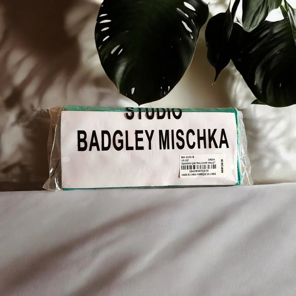 💕HOST PICK!!💕NWT Badgely Mischka Wallet